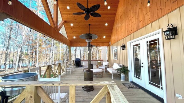 Outdoor dining - Limestone Lakehouse At The Cove (Tompkinsville)