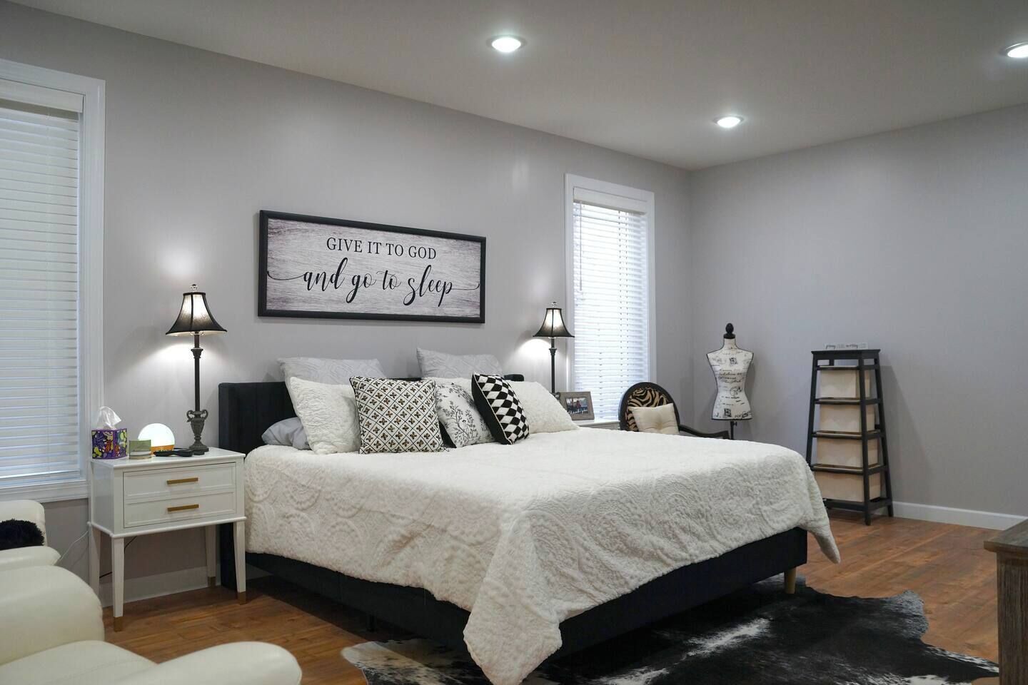 5 間睡房、房內夾萬、書桌  、熨斗/熨衫板