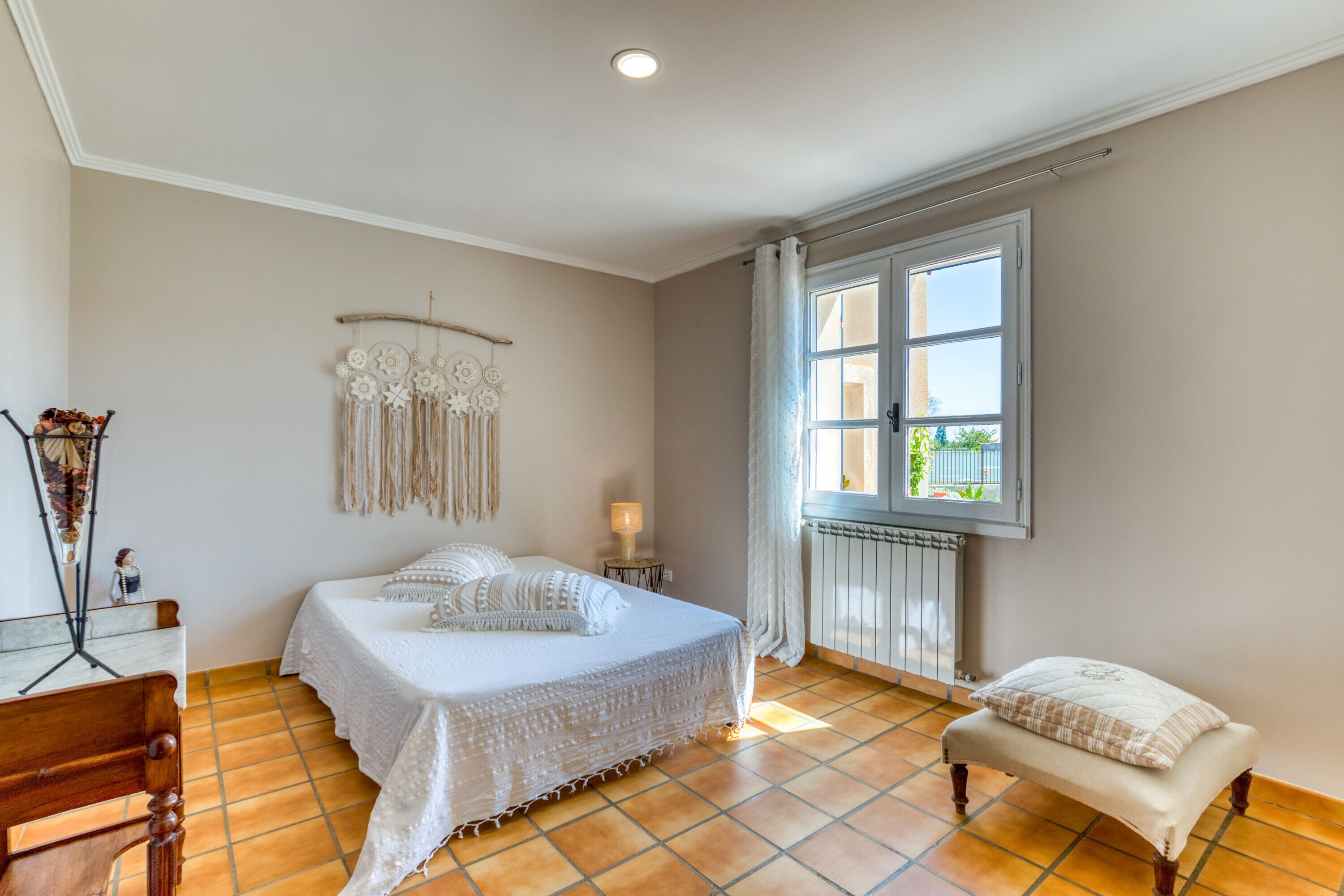 3 habitaciones, tabla de planchar con plancha, wifi y ropa de cama 