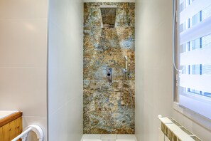 Dusche, kostenlose Toilettenartikel, Haartrockner, Handtücher