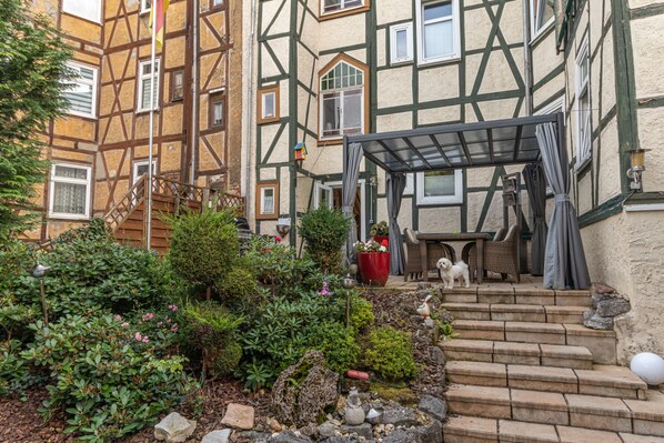 Outdoor dining - Apartment 'Vogelnest' with Shared Pool, Shared Terrace and Wi-Fi (Mühlhausen/Thüringen)