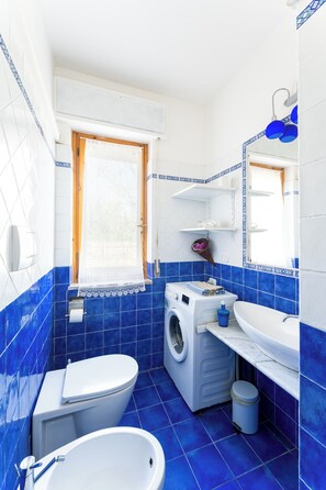 Douche, sèche-cheveux, bidet, serviettes fournies