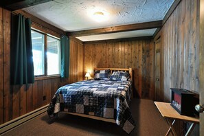 4 bedrooms, WiFi, bed sheets - Peaceful Minerva Chain Cabin in Danbury, WI (Danbury)