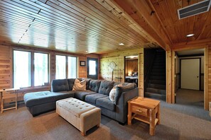 TV, DVD-spiller, stereoanlegg og kontorer