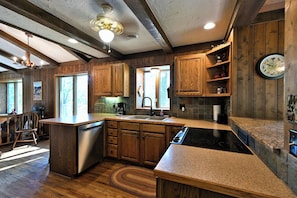 ثلاجة، ميكروويف، فرن، موقد طهي مسطح