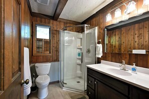 Shower, hair dryer, towels - Peaceful Minerva Chain Cabin in Danbury, WI (Danbury)