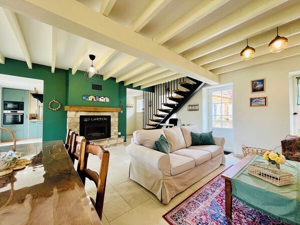TV, fireplace