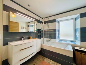 Een douche, een haardroger, handdoeken