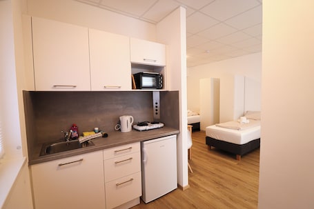 Frigobar, microondas, placa de cocina, utensilios de cocina