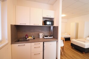 Mini-fridge, microwave, stovetop, cookware/dishes/utensils - Pöckau 32 Smart Rooms Self Check In (Arnoldstein)