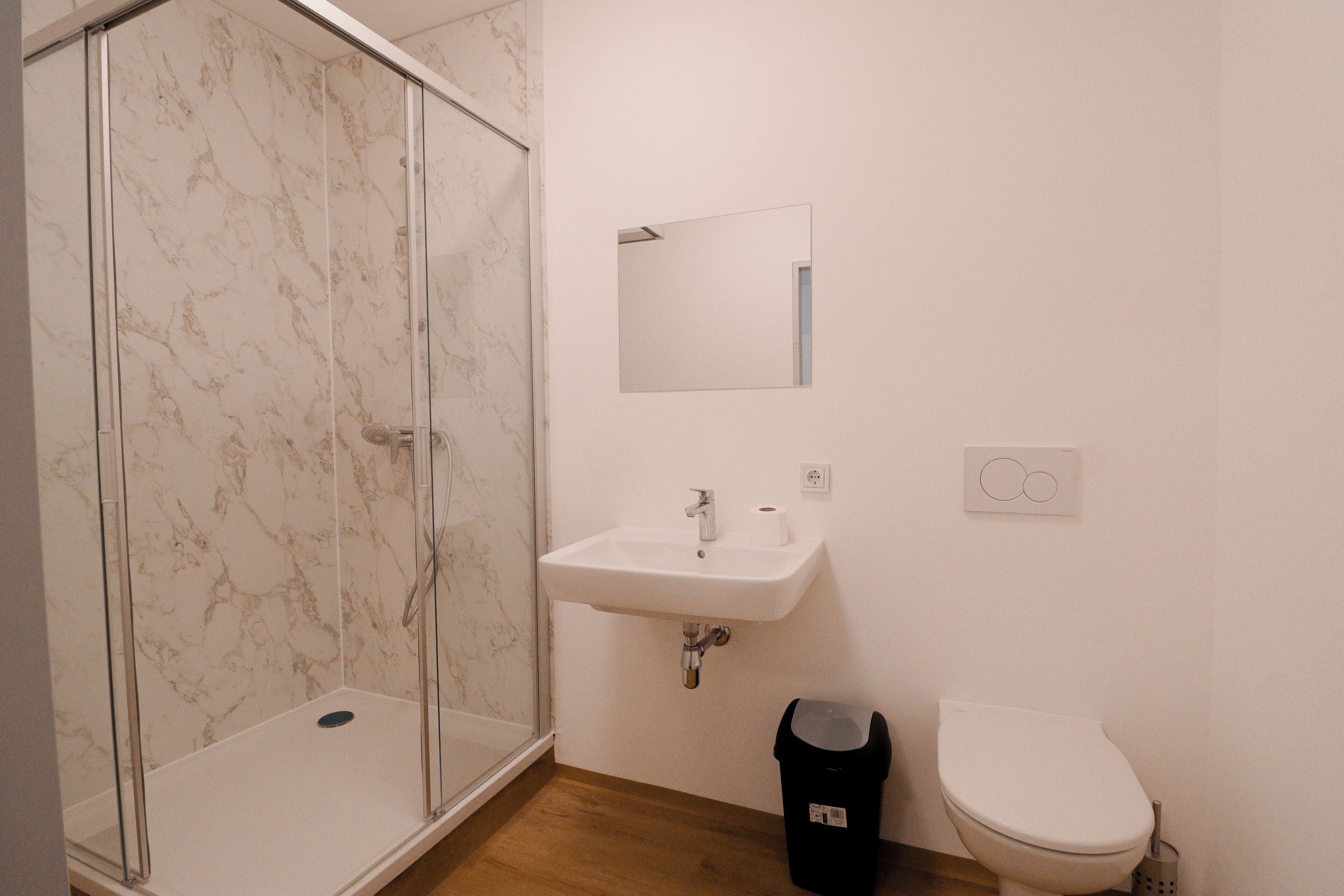 Chuveiro, produtos de toalete grátis, secador de cabelo 