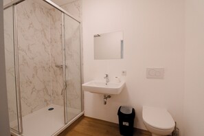 Shower, free toiletries, hair dryer, towels - Pöckau 32 Smart Rooms Self Check In (Arnoldstein)