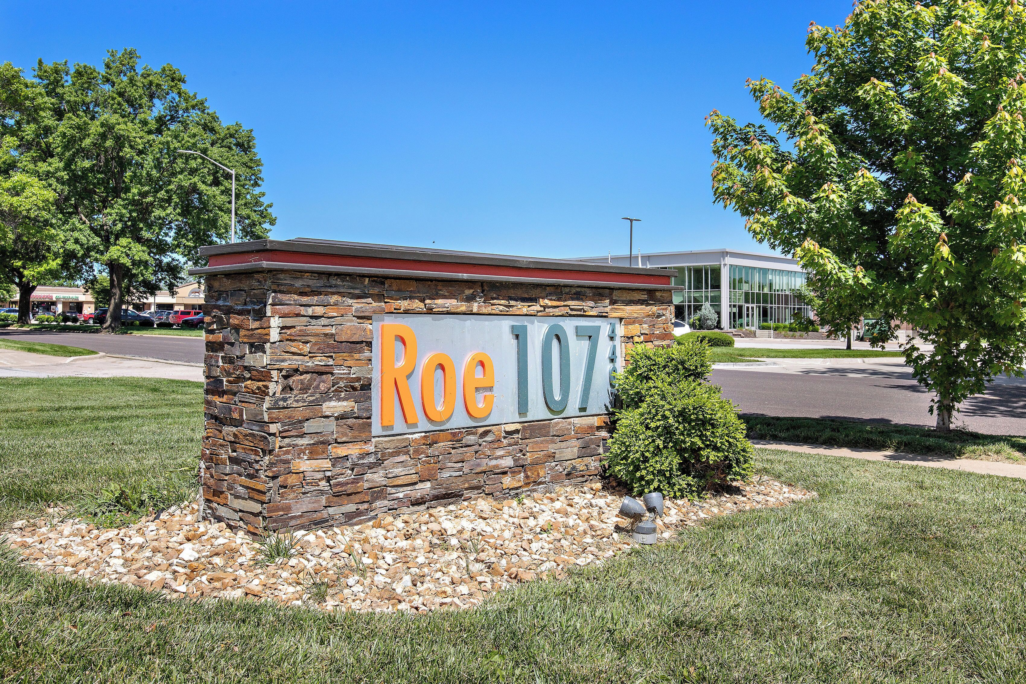 A sign with "Roe 107" in front of a building.