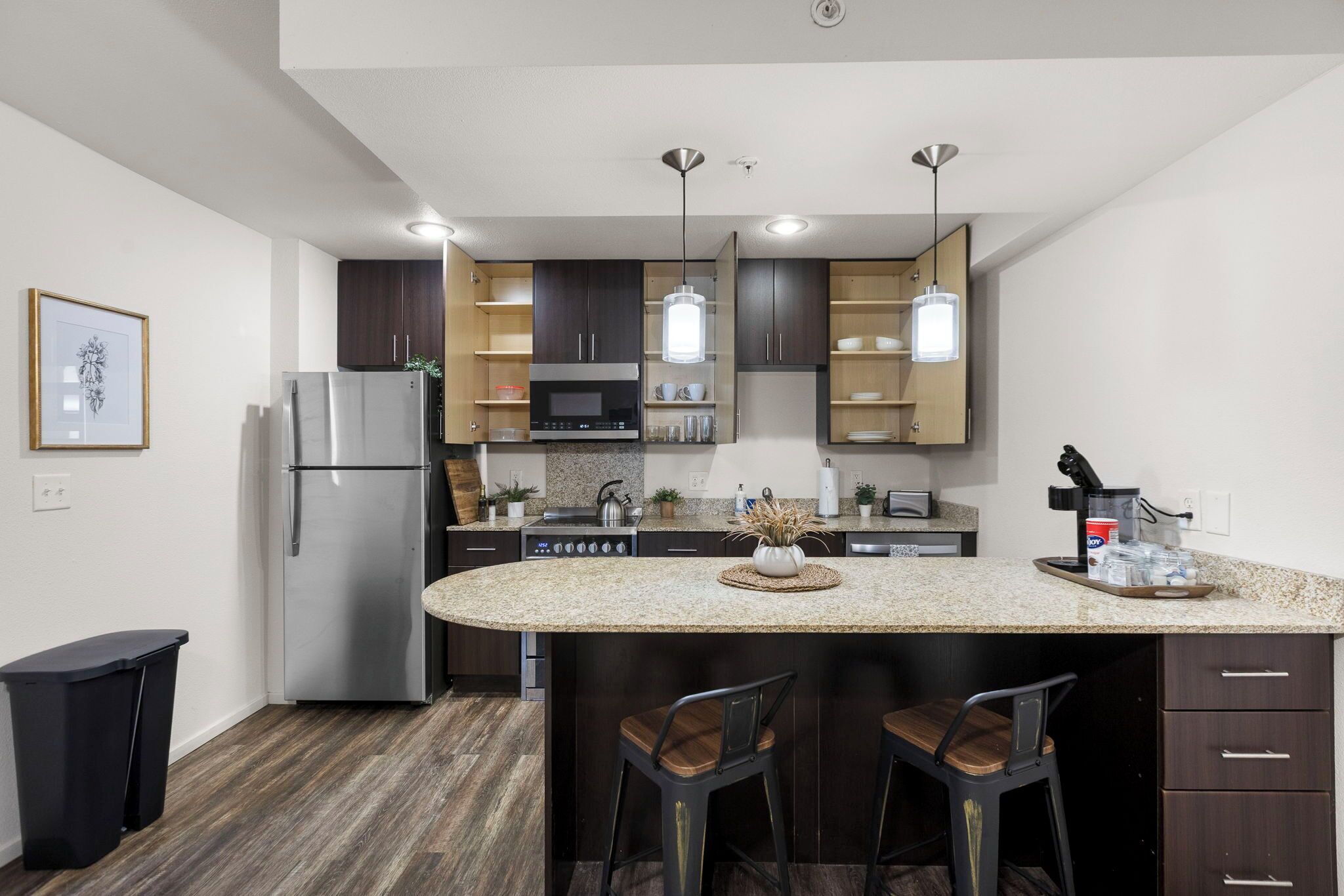 Een koelkast, een magnetron, een oven, een kookplaat