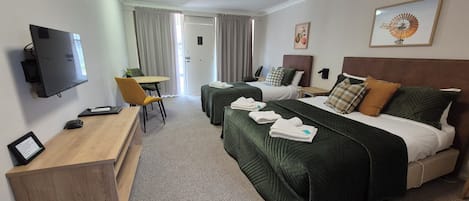 Chambre Deluxe Double ou avec lits jumeaux | Bureau, espace de travail pour ordinateur portable