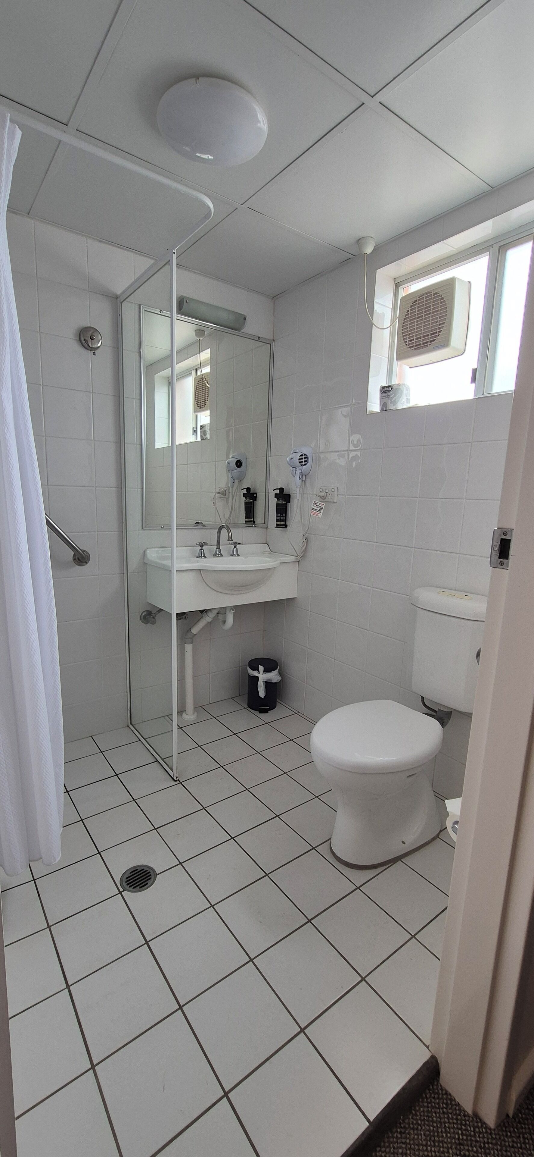 Deluxe Double or Twin Room | Bathroom