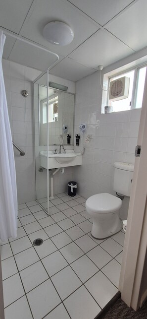 Deluxe Double or Twin Room | Bathroom | Hair dryer, towels, soap, shampoo - Molong Motor Inn (Molong)