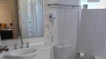 Deluxe Room | Bathroom