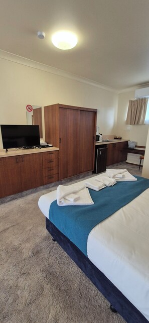 Desk, laptop workspace, iron/ironing board, free WiFi