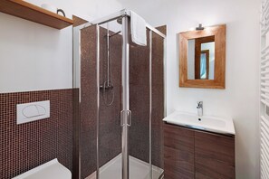 Een douche, een haardroger, handdoeken