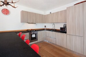 Kühlschrank, Mikrowelle, Ofen, Herdplatte