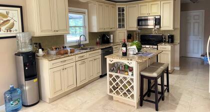 Pleasant house with AC in charming Shirley