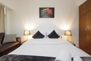 Apartamento, vistas al mar | Espacio para trabajar con un portátil y tabla de planchar con plancha