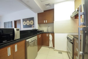 Apartamento, vista para o mar | Cozinha privada | Geladeira grande, micro-ondas, fogão, cooktop