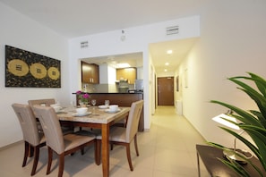 Apartamento, vista para o mar | Opções para refeição no quarto