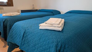 3 habitaciones, tabla de planchar con plancha, wifi y ropa de cama 