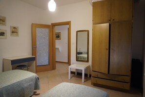 3 habitaciones, tabla de planchar con plancha, wifi y ropa de cama 