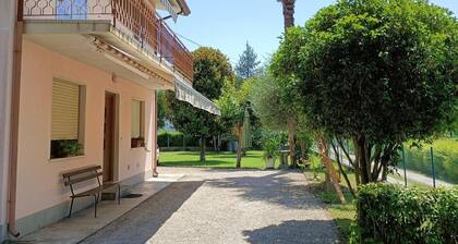 Apartment 'Oliva's House' with Private Garden, Wi-Fi and Air Conditioning