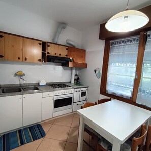 Frigorifero, microonde, forno, piano cottura