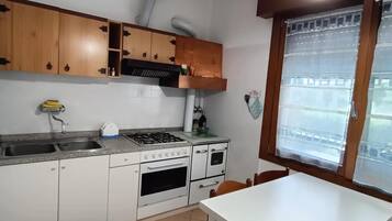 Frigorifero, microonde, forno, piano cottura