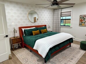 3 bedrooms, iron/ironing board, WiFi, bed sheets - PRIME LOCATION! Walkable! Crystal Bridges, Walmart HQ, Downtown, Bike Trails! (Bentonville)