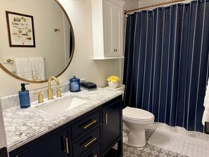 Regadera, secadora de cabello, toallas, jabón 