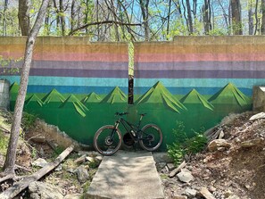 Property grounds - PRIME LOCATION! Walkable! Crystal Bridges, Walmart HQ, Downtown, Bike Trails! (Bentonville)