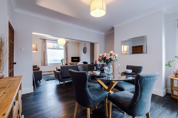 Ferienhaus, Terrasse | Essbereich im Zimmer