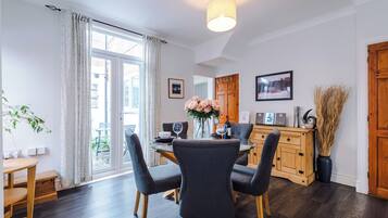 House, Patio | In-room dining