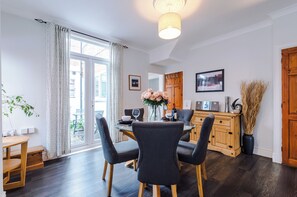 House, Patio | In-room dining