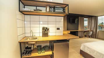 Habitación estándar doble | Cocina privada | Frigorífico pequeño, horno, placa de cocina y utensilios de cocina