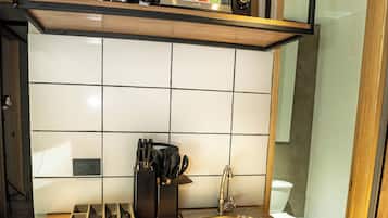 Frigorífico pequeño, horno, placa de cocina y utensilios de cocina