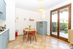 Frigorífico, horno, placa de cocina y lavavajillas