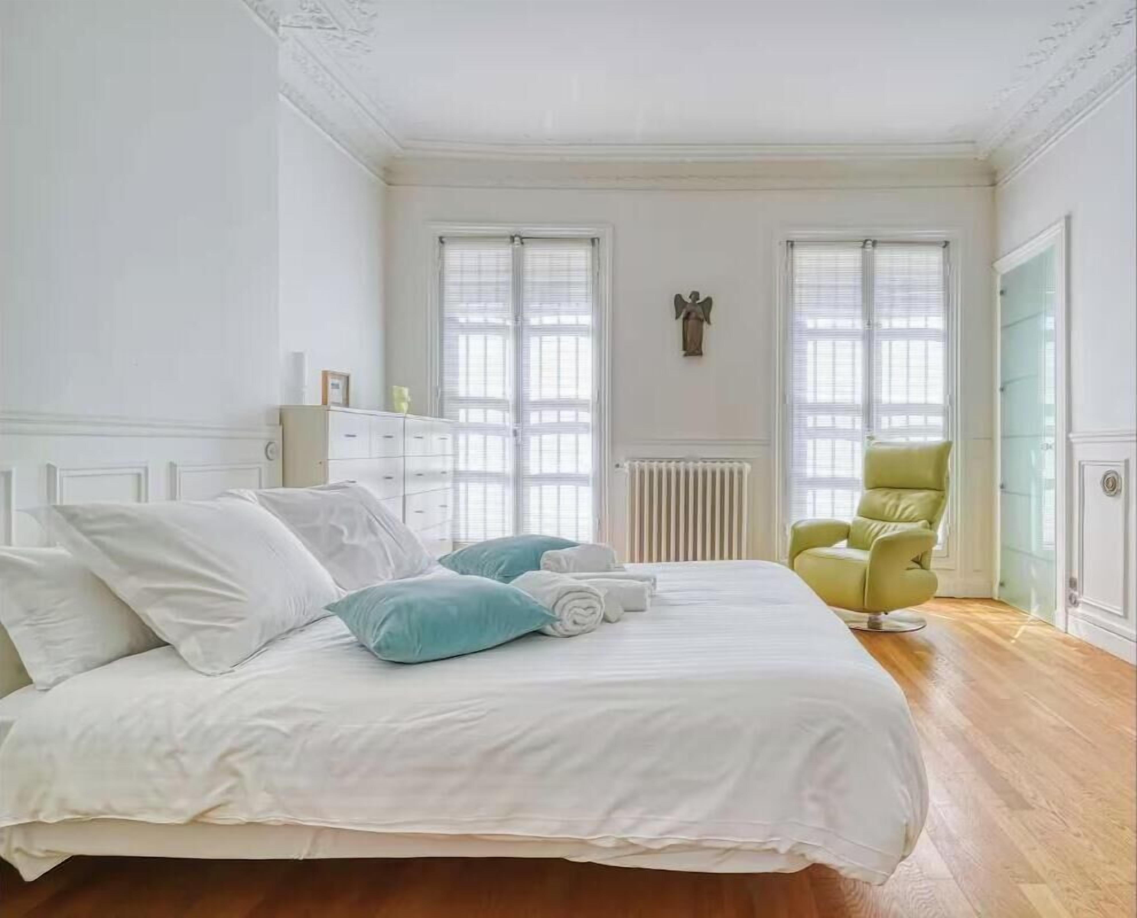 2 habitaciones, escritorio, tabla de planchar con plancha y wifi gratis 