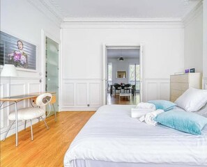 2 bedrooms, desk, iron/ironing board, free WiFi - NESTLED IN ONE OF PARIS’S MOST VIBRANT &  HISTORIC NEIGHBORHOODS - OPERA (Paris)