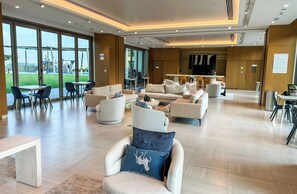 Lobby sitting area - Burj Khalifa View - 2 BR - PS5 - Pool (Dubai)