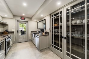 KĂŒhlschrank, Mikrowelle, Ofen, Herdplatte