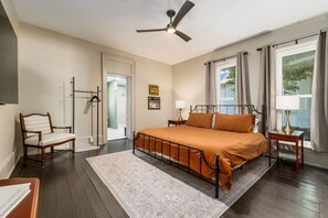 5 bedrooms, WiFi, bed sheets - Historical & Quaint Renovated I-House in Downtown Somerset W/ Great Walkability (Somerset)