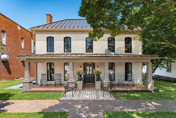 Exterior - Historical & Quaint Renovated I-House in Downtown Somerset W/ Great Walkability (Somerset)