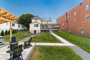 Outdoor dining - Historical & Quaint Renovated I-House in Downtown Somerset W/ Great Walkability (Somerset)